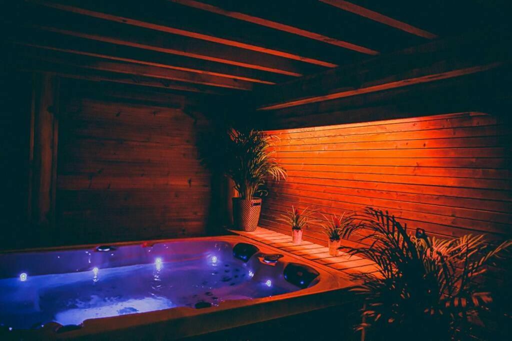 Le Spa Du Cabanon: Cabanon De Luxe Avec Spa Entierement Privatif Aye Екстериор снимка