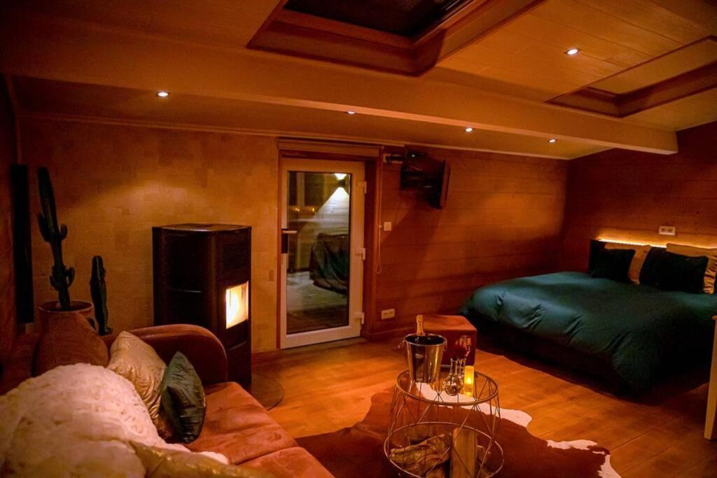 Le Spa Du Cabanon: Cabanon De Luxe Avec Spa Entierement Privatif Aye Екстериор снимка