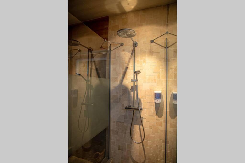 Le Spa Du Cabanon: Cabanon De Luxe Avec Spa Entierement Privatif Aye Екстериор снимка