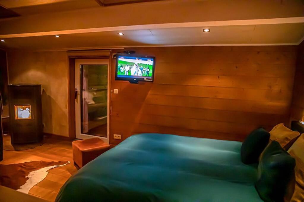 Le Spa Du Cabanon: Cabanon De Luxe Avec Spa Entierement Privatif Aye Екстериор снимка