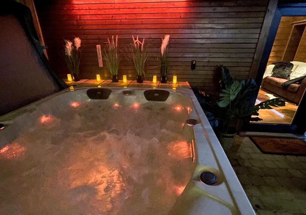 Le Spa Du Cabanon: Cabanon De Luxe Avec Spa Entierement Privatif Aye Екстериор снимка